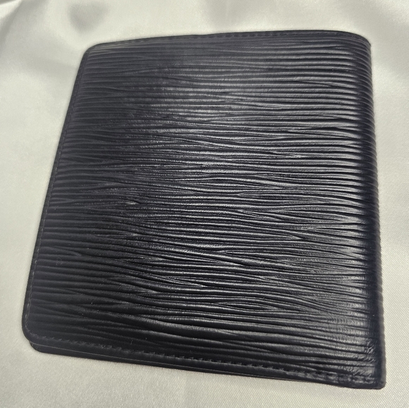 Like New Louis Vuitton Epi Bifold Wallet! - Picture 12 of 16